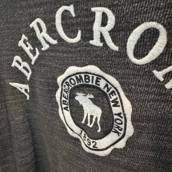 Abercrombie Kids Logo Crewneck Sweatshirt Gray Charcoal Embroidered Size 13/14 - Picture 3 of 8